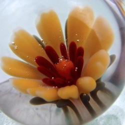 ミニフラワー☆.:*小さな耐熱ガラスのペンダントトップ 2枚目の画像