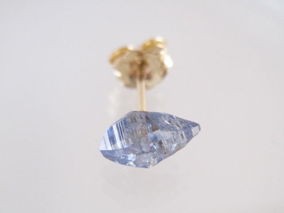 ブルーサファイアの結晶原石ピアス/Srilanka 14kgf 1枚目の画像