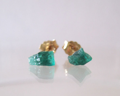 コロンビアエメラルドの原石ピアス14kgf ピアス（スタッド・一粒