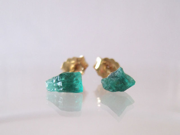 コロンビアエメラルドの原石ピアス14kgf ピアス（スタッド・一粒