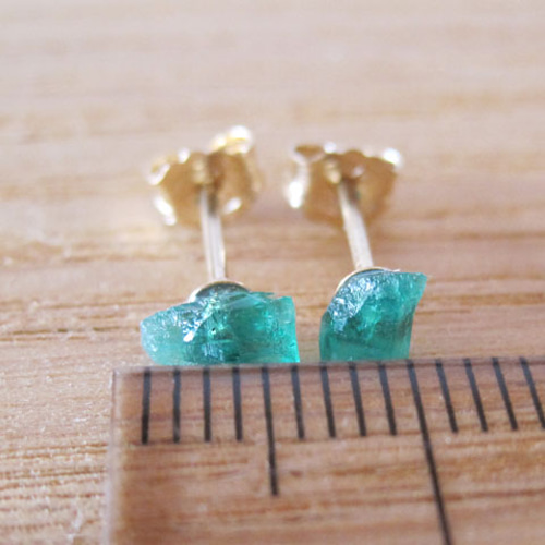 コロンビアエメラルドの原石ピアス14kgf ピアス（スタッド・一粒