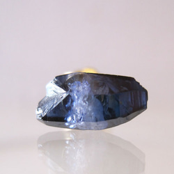 ブルーサファイアの結晶原石ピアス/Srilanka14kgf 2枚目の画像