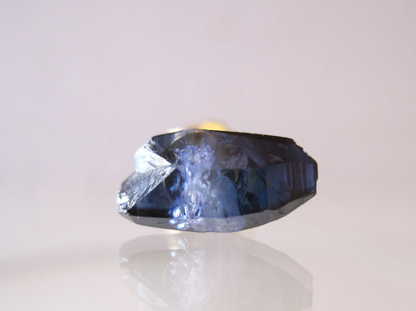 ブルーサファイアの結晶原石ピアス/Srilanka14kgf 2枚目の画像