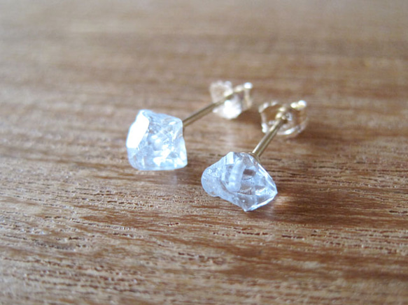 セレスタイトの原石ピアス／天青石 pair ピアス（スタッド・一粒