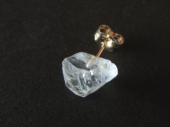 アクアマリンの結晶原石ピアス/Brazil　片耳 14kgf 1枚目の画像