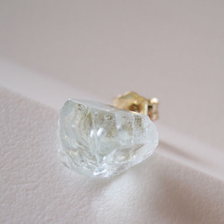 アクアマリンの結晶原石ピアス/Brazil　片耳 14kgf 2枚目の画像
