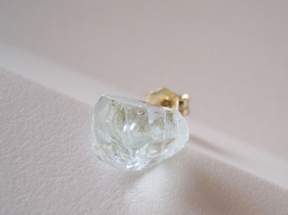 アクアマリンの結晶原石ピアス/Brazil　片耳 14kgf 2枚目の画像