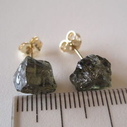 コーネルピンの原石ピアス/Madagascar 14kgf 5枚目の画像