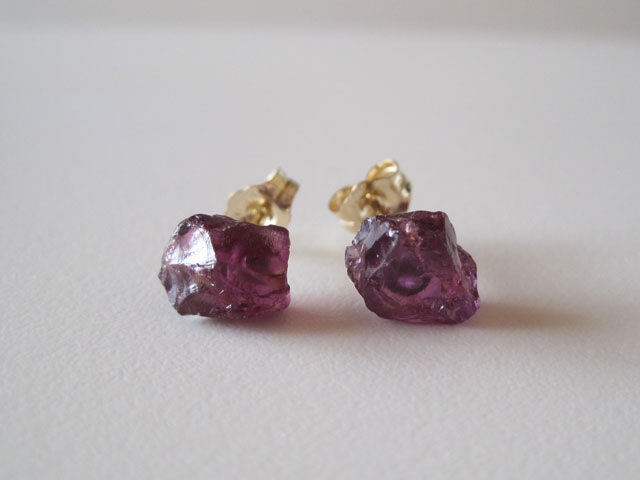 ロードライトガーネットの原石ピアス/tanzania 　 14kgf