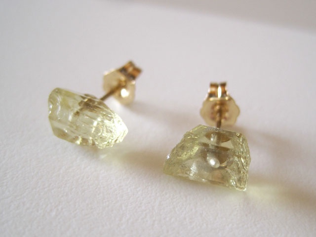イエローアパタイトの原石ピアス ／Mexico 14kgf