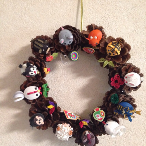 十二支のリース飾り 松ぼっくり タペストリー・壁掛け ひよこのおうち