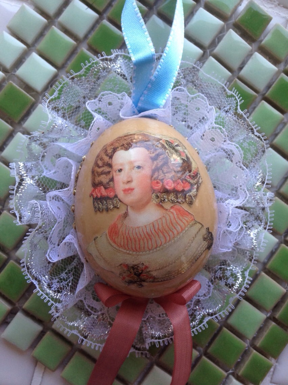 王女の肖像画 卵のデコパージュオーナメント 1枚目の画像