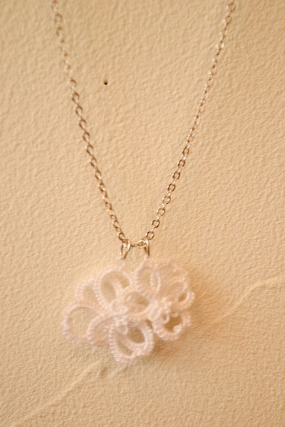 白い可憐な桜のネックレス(2輪) 2枚目の画像