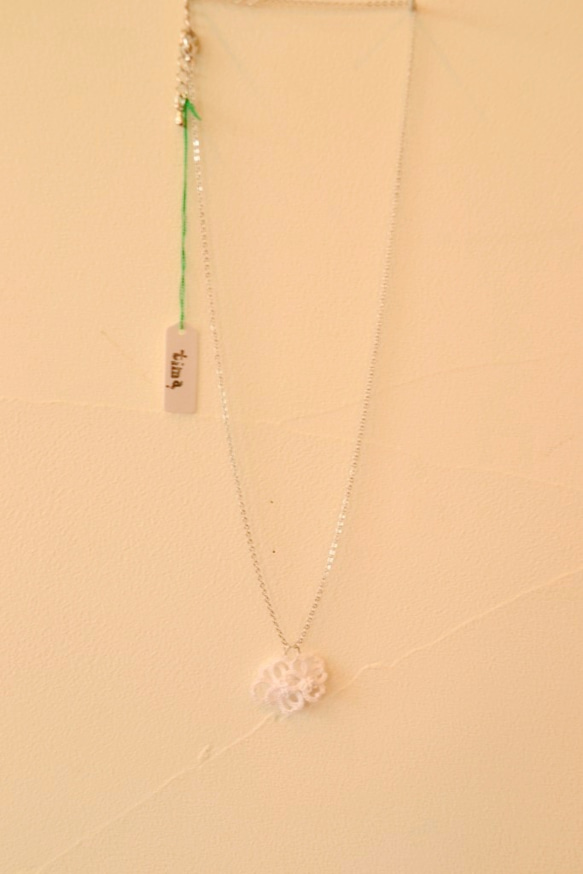 白い可憐な桜のネックレス(2輪) 4枚目の画像