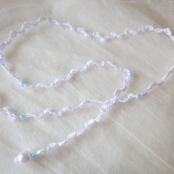 白い鎖のネックレス(水色のビーズ) 2枚目の画像