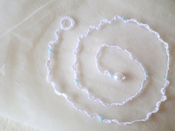 白い鎖のネックレス(水色のビーズ) 5枚目の画像