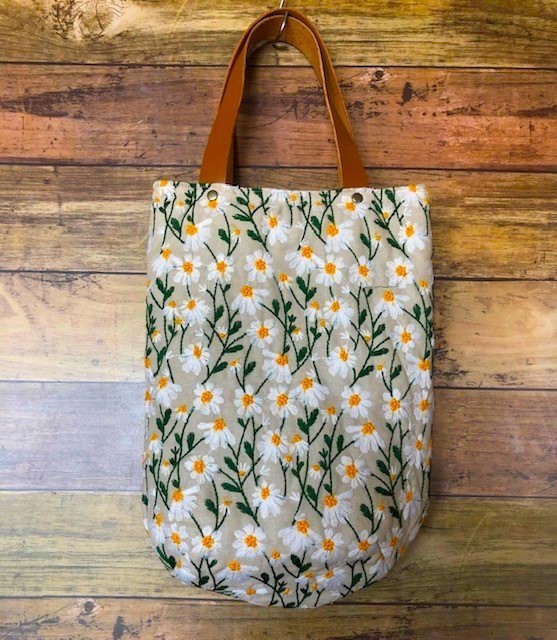 コットンリネン　お花刺しゅう　ラウンド手提げバック