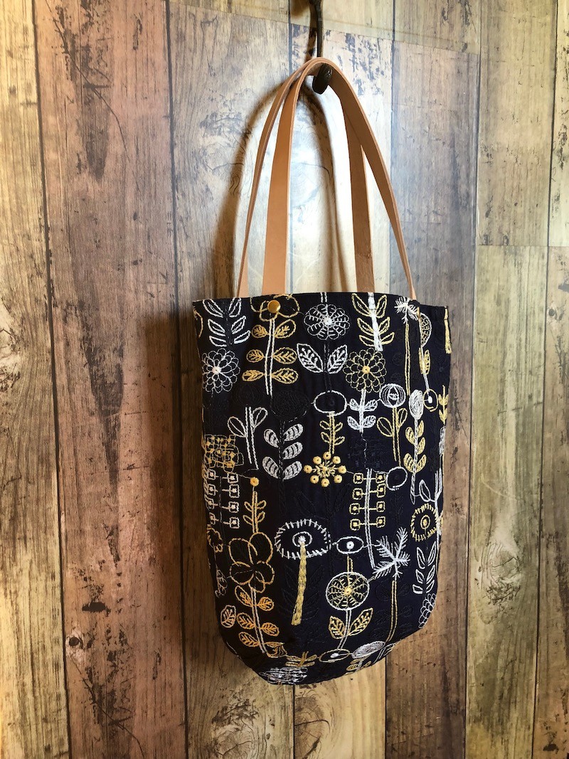 再販　綿麻リネン　お花刺しゅう紺　ラウンド手提げバック