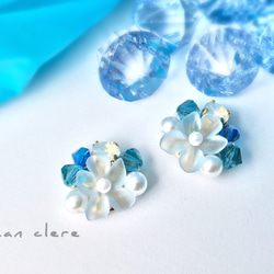 夏の氷と青い花○ブルーの花のビジューピアス&イヤリング 1枚目の画像