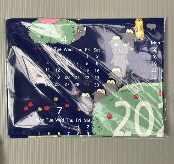 布カレンダー202２年☆猫と動物園：ネイビー☆壁掛け☆ファブリックカレンダー☆コットン100% 2枚目の画像