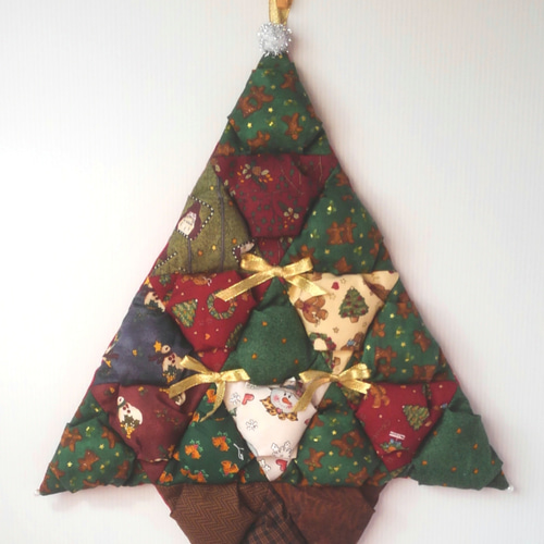 クリスマスツリーの壁掛け☆パッチワークの三角パフでふっくら