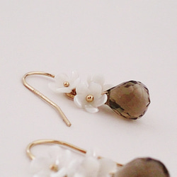 14krgf煙晶與白色小花的插式（夾式）耳環 第1張的照片