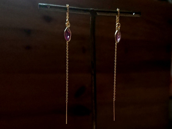 14kgf 宝石質フレーム付きピンク～パープルガーネットのピアス 4枚目の画像