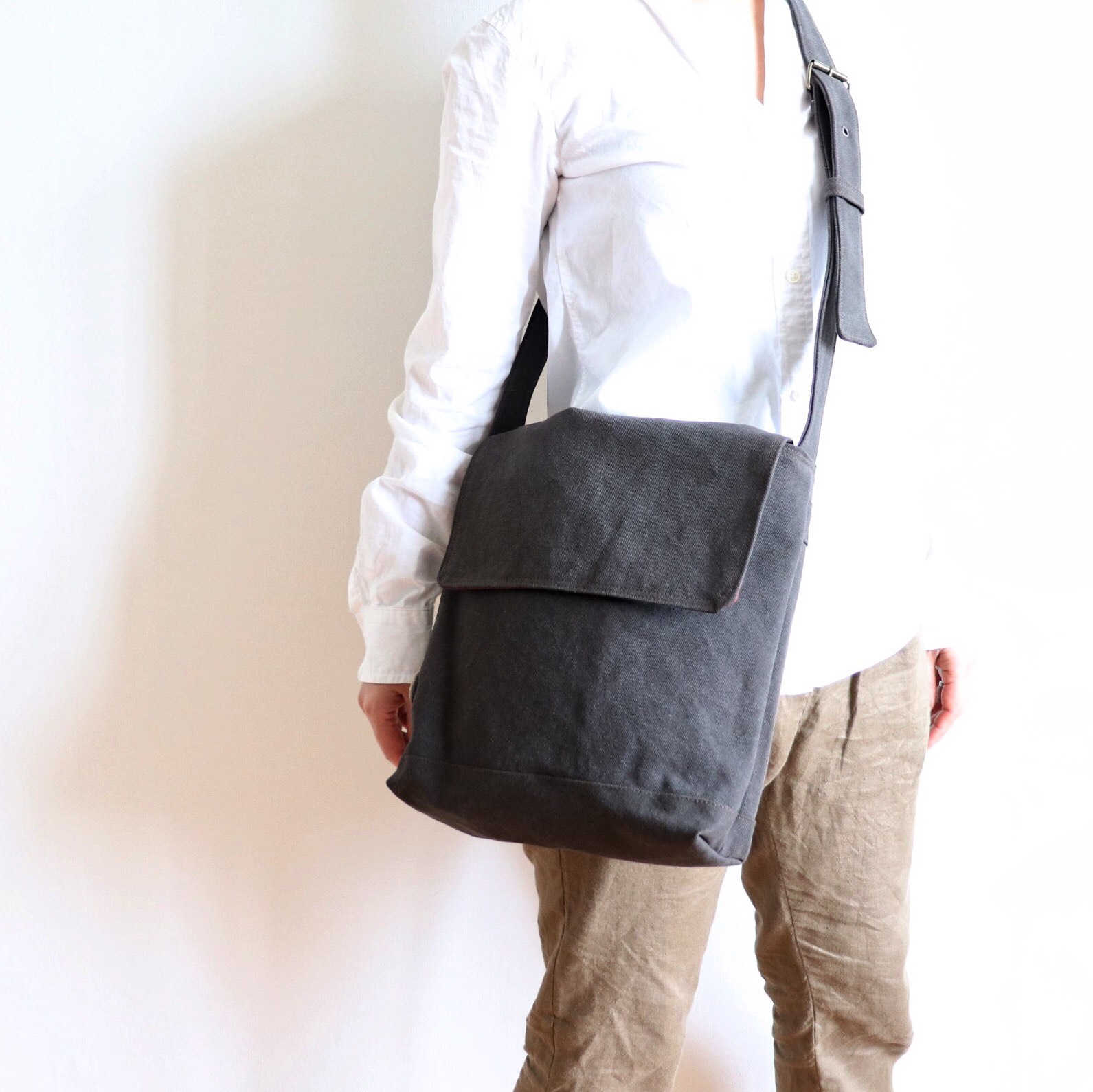 帆布のメッセンジャーショルダーバッグ（グレーブラウン）