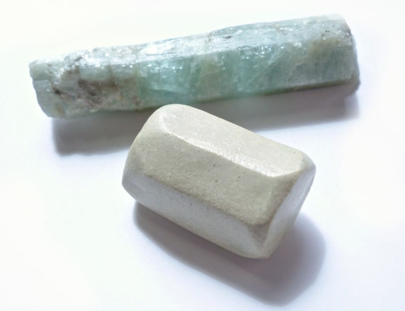 【陶器のブローチ】F.緑柱石「薄荷」鉱物の結晶シリーズ 1枚目の画像
