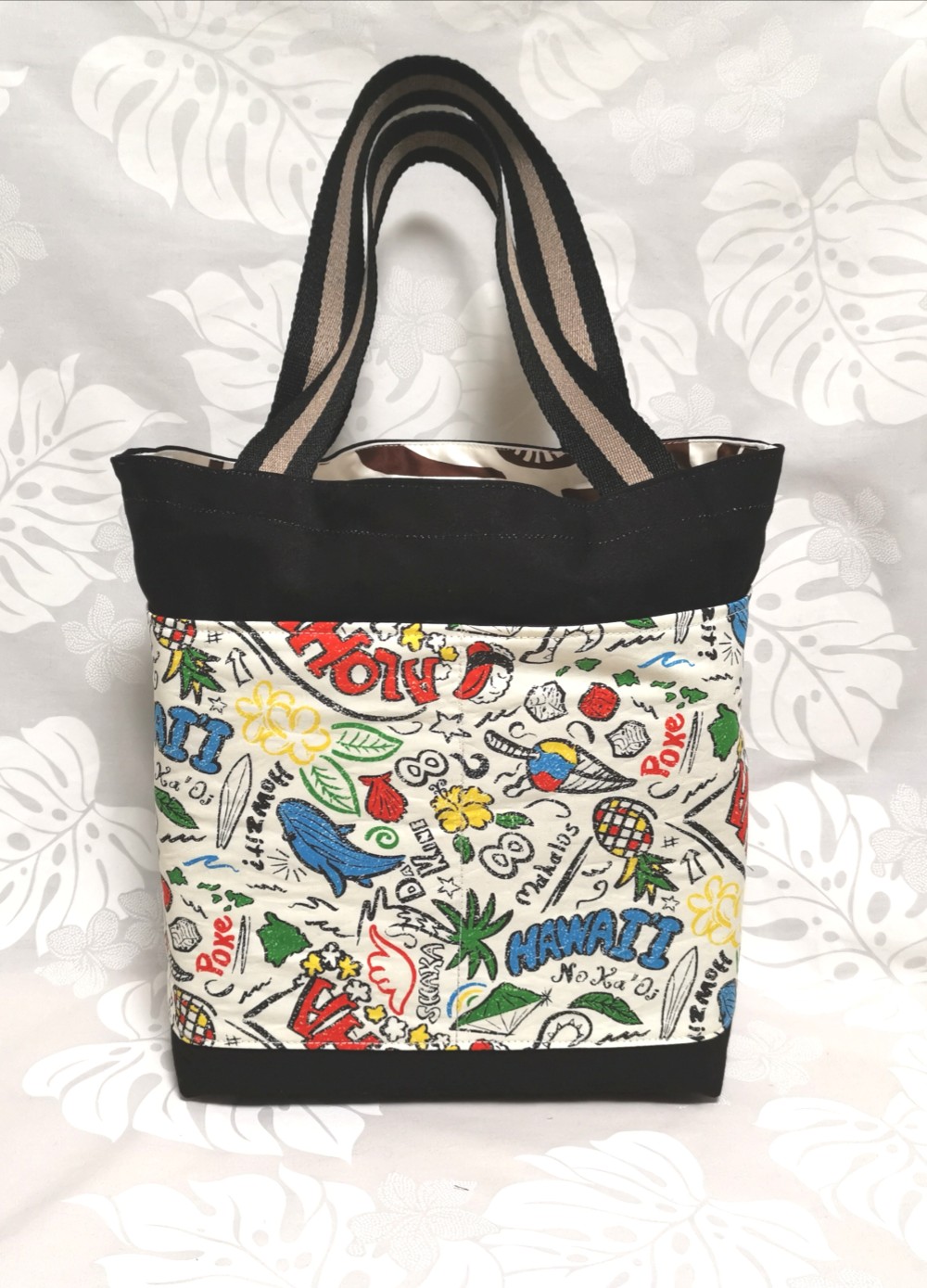 ハワイ生地B4サイズ外4ポケット帆布11号トートオフホワイト ALOHA柄