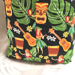 ハワイアン特大底切替巾着型トートフラガール＆ティキ柄ブラック系 6枚目の画像