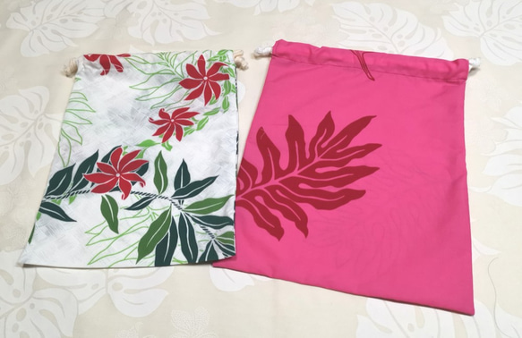 ハワイアン生地少し大きめとサイズ違い巾着2枚(ダブルループ)セット(ホワイト＆ピンク系) 1枚目の画像