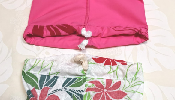 ハワイアン生地少し大きめとサイズ違い巾着2枚(ダブルループ)セット(ホワイト＆ピンク系) 3枚目の画像