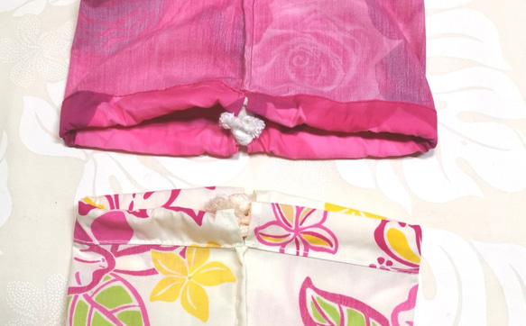 ハワイアン生地少し大きめとサイズ違い巾着2枚(ダブルループ)セット(アイボリー＆ピンク系) 3枚目の画像
