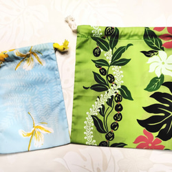 ハワイアン生地巾着2枚(サイズ違い)セットブルー＆グリーン系イエロージンジャー＆イプ・ククイ他柄 2枚目の画像