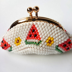 【送料無料】スイカとお花を編み込んだ
ビーズ編みがま口 2枚目の画像