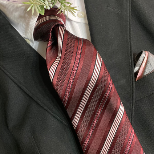 京都右京silkネクタイ 魔法のワインレッド色の効果 ネクタイ・蝶