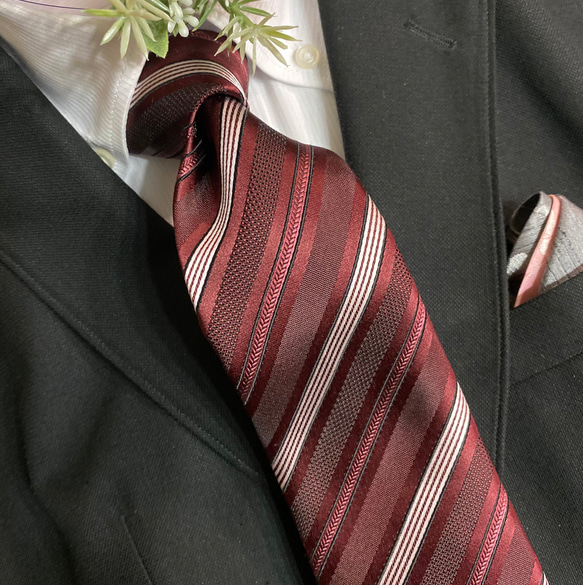 京都右京silkネクタイ　 魔法のワインレッド色の効果        Ω 京都右京silkネクタイ　 Ω 在庫限りの商品写真