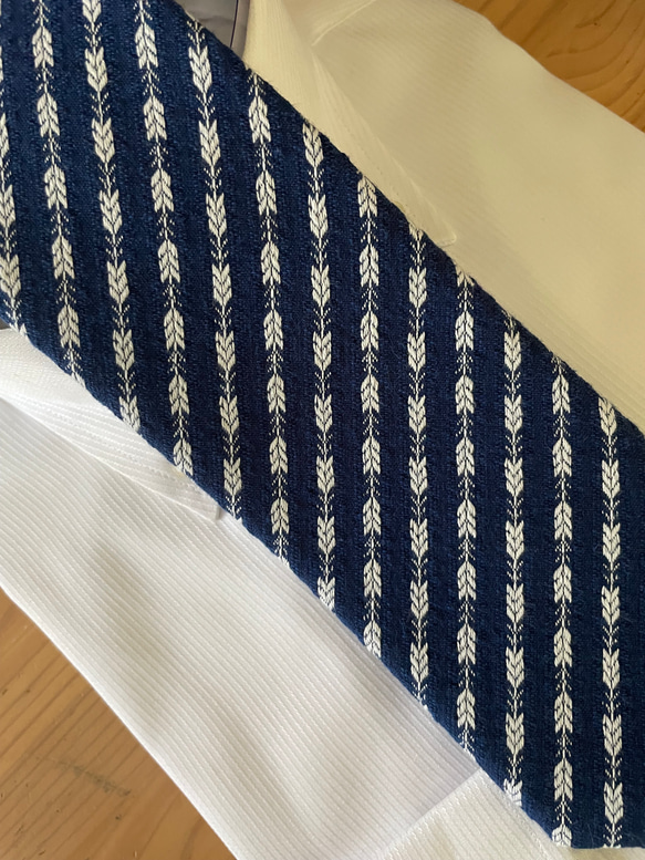 浜松遠州棒地織物ネクタイ　日本伝統柄 矢絣刺し子（瑠璃紺色） 6枚目の画像