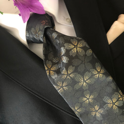 さくらハンドメイド2022 京西陣金襴織ネクタイ 消炭色に桜(送料込) 1枚目の画像