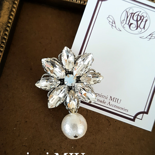 miu miu クリスタルブローチ　ビジュー キラキラビジューのミニフラワークリスタルパールブローチ ブローチ