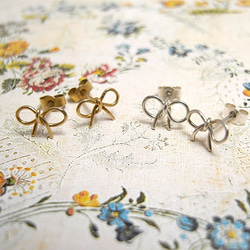 Silver Bow Ribbon studs 第2張的照片