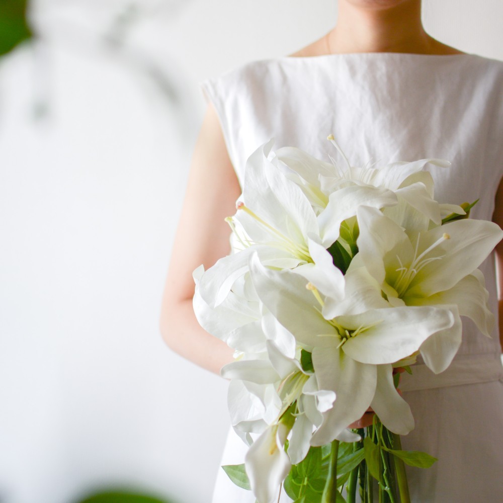 カサブランカのホワイトキャスケードブーケ（造花）