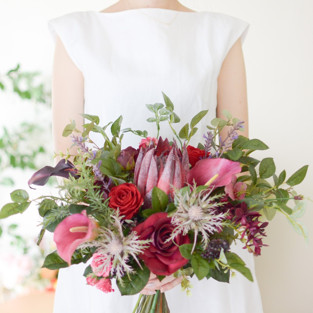 プロテアとレッドローズのクラッチブーケ（造花）