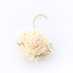 白花のイヤーフック（ホワイト） 1枚目の画像