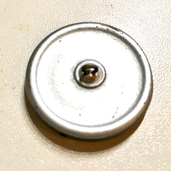チェコ　ガラスボタン  黒レリーフ　チューリップ　直径３センチ 3枚目の画像