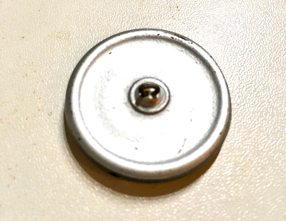 チェコ　ガラスボタン  黒レリーフ　チューリップ　直径３センチ 3枚目の画像