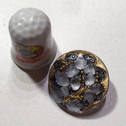 チェコ　ガラスボタン　ゴールドグレー花柄　直径2.7ｃｍ 2枚目の画像