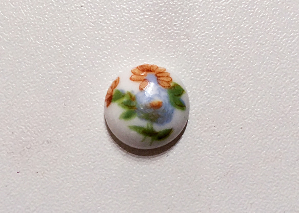 チェコ　ガラスボタン　白花柄　足切り済み　カボーション　直径1.5ｃｍ 1枚目の画像