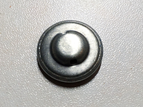 チェコ　メタルボタン　ハンドペイント　直径２ｃｍ 3枚目の画像